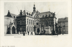 283 Gezicht op het Academiegebouw (Munsterkerkhof 29) te Utrecht met op de voorgrond het standbeeld Jan van Nassau ...